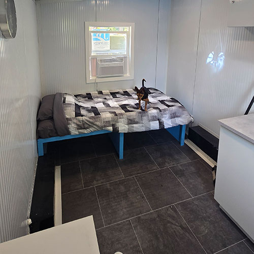 98sq interior bed